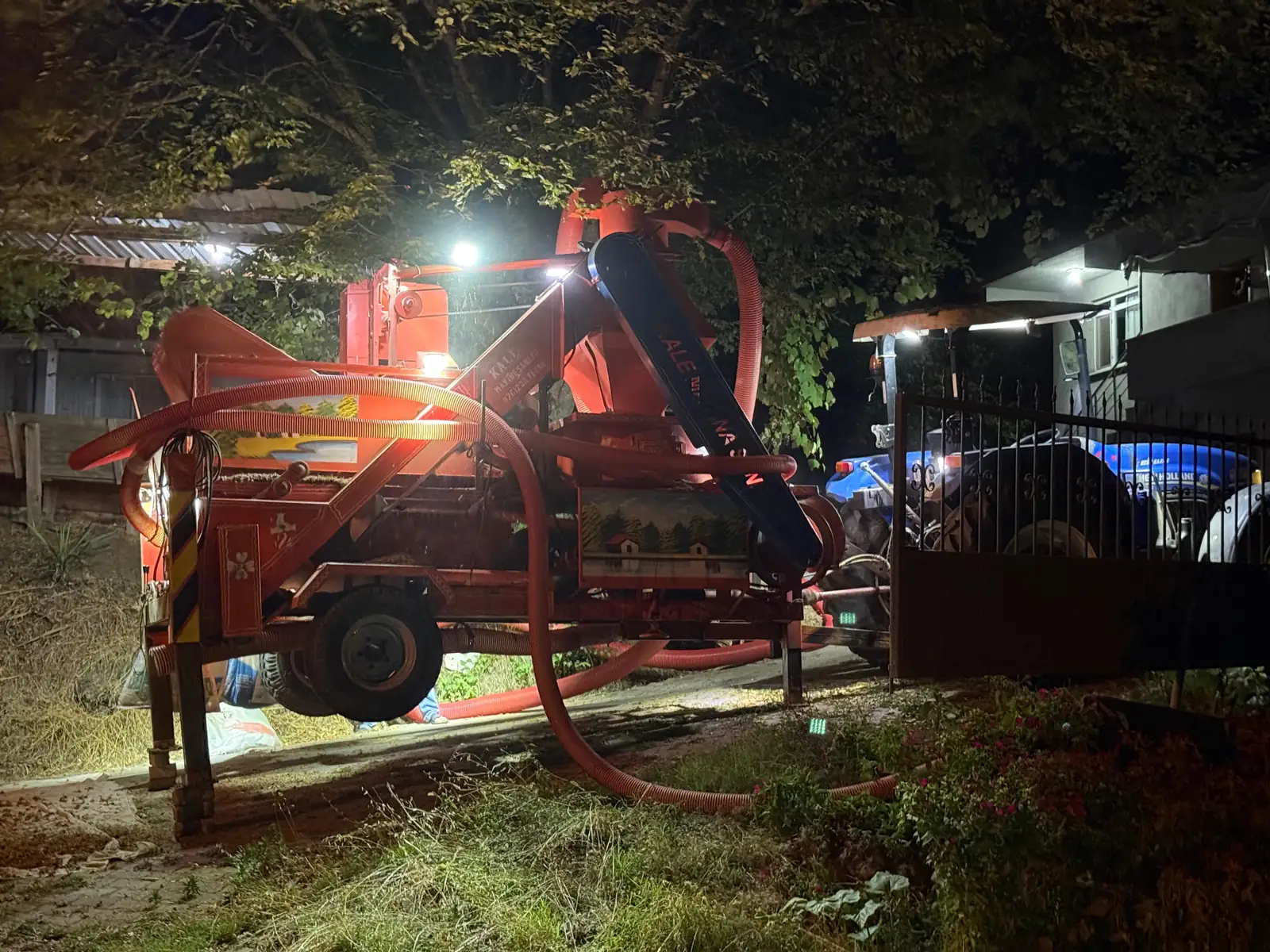 Gece çalışan aydınlatmalı fındık patozunun yakın görünümü