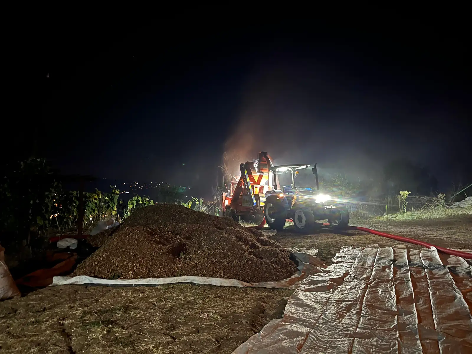 Gece ışıkları altında traktör ve patozla sürdürülen fındık harmanı