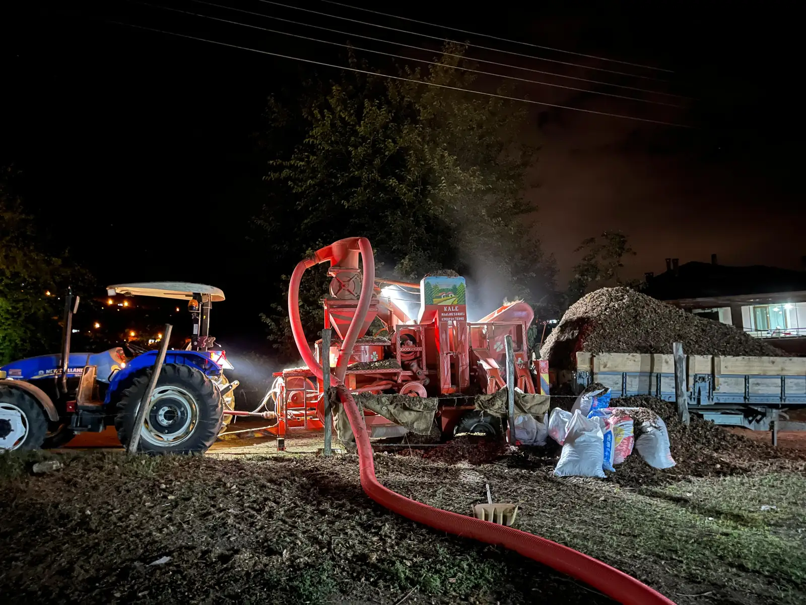 Gece harmanı sırasında biriken fındık kabuğu yığını ve patoz