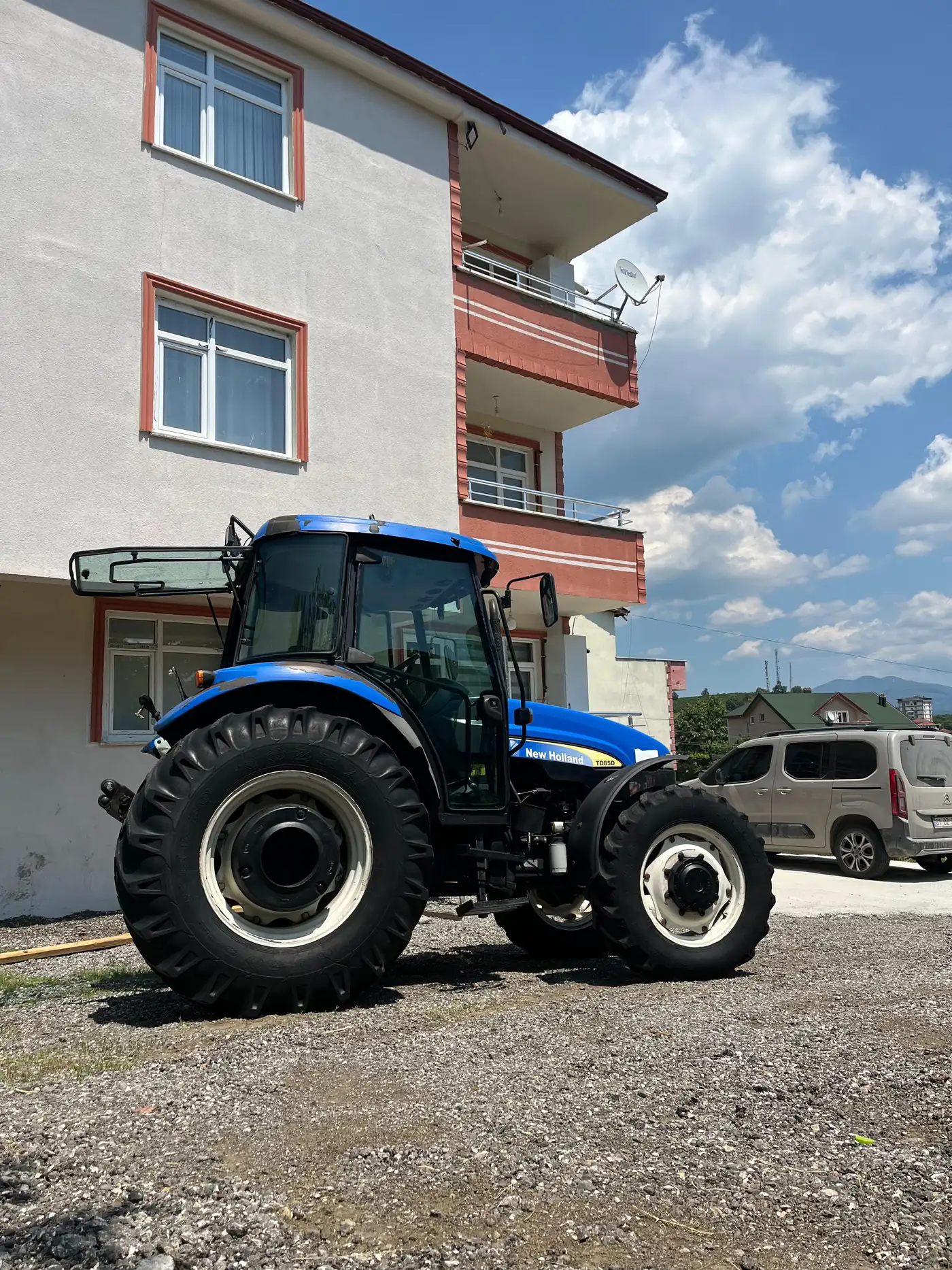 Sezon hazırlığında bekleyen New Holland tarım traktörü