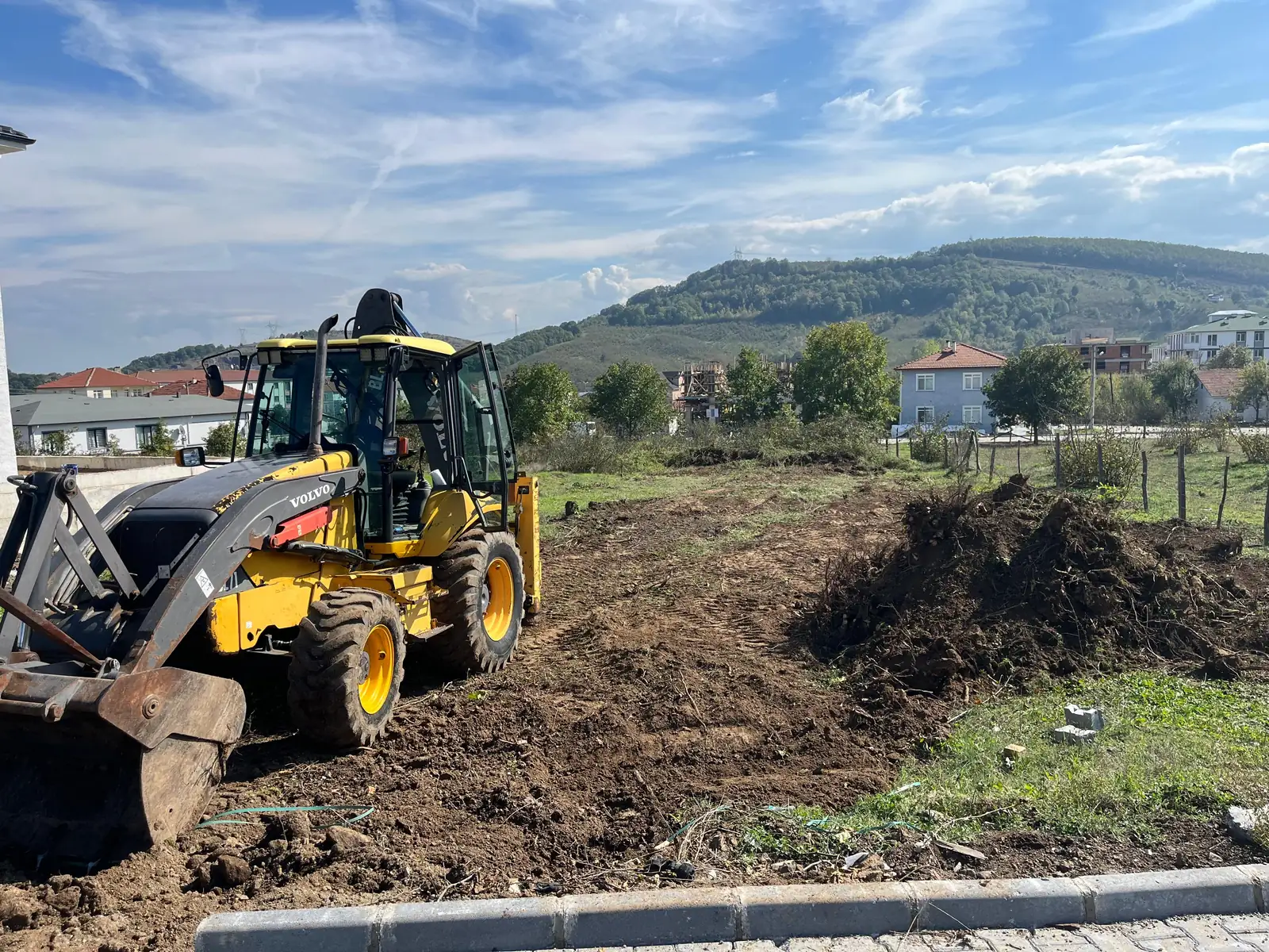 Yerleşim alanı kenarında Kanbil beko-loder ile yapılan zemin tesviyesi