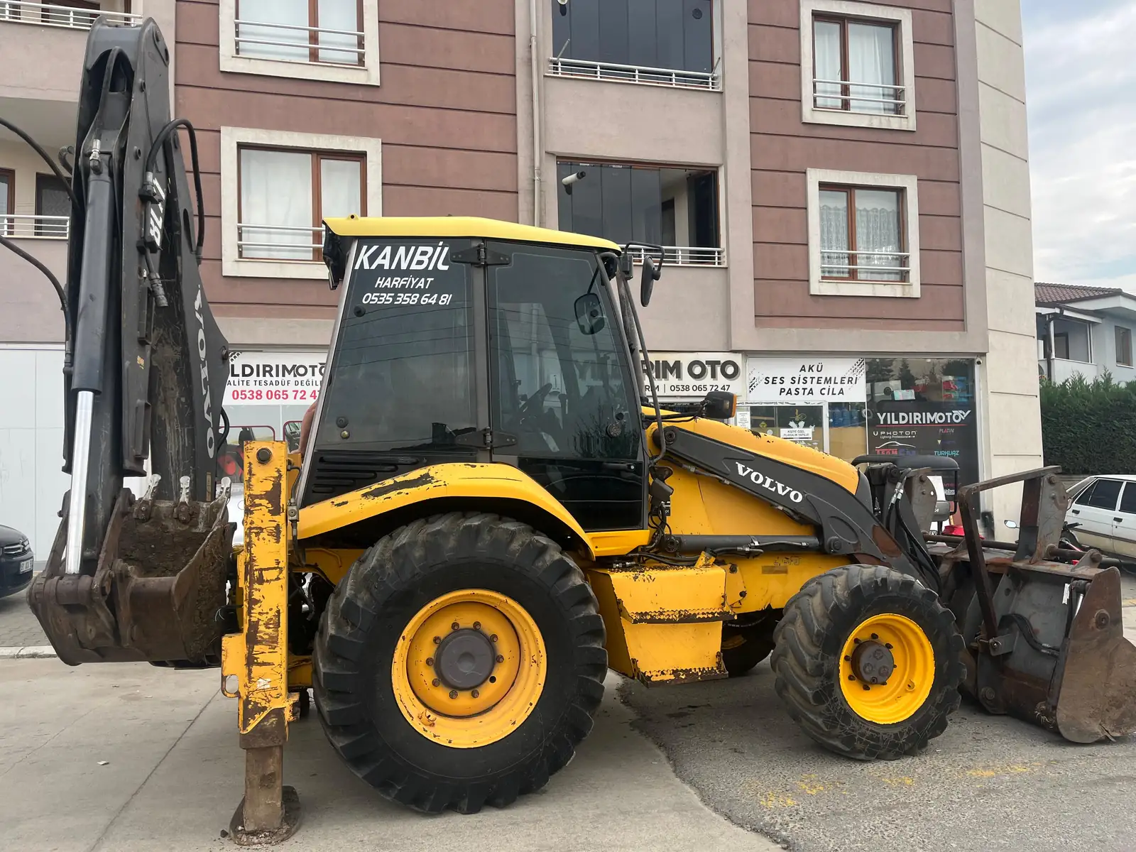 Kanbil Hafriyat yazılı Volvo beko-loder'in yıkanıp bakıma hazırlanması