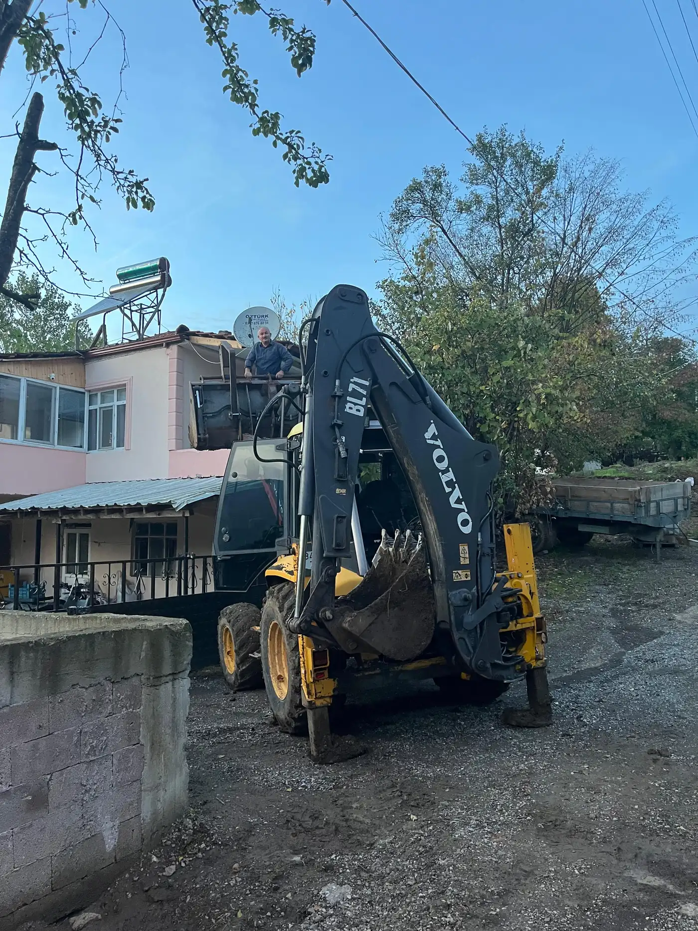 İş sahasına gelen Kanbil Hafriyat beko-loder'i ve operatör